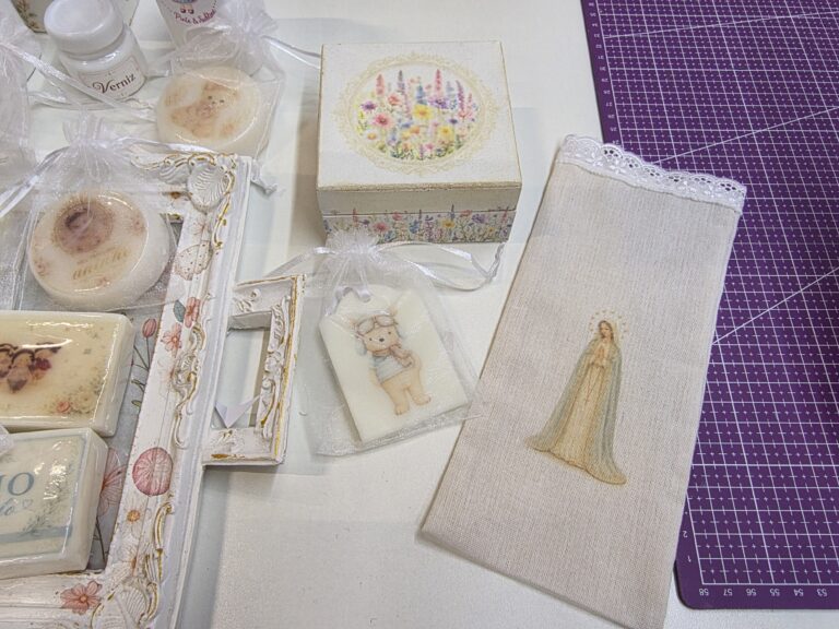 Produtos em linho e sabonetes decorativos do Ateliê Da Cris destacam a delicadeza e o acabamento artesanal da marca.