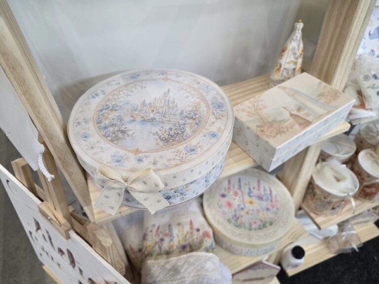 Caixas decorativas e peças em MDF do Ateliê Da Cris combinam estampas florais suaves e acabamento refinado.