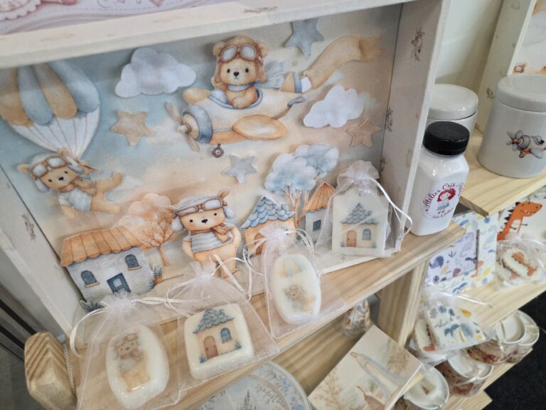 Sabonetes decorativos e peças infantis do Ateliê Da Cris apresentam ilustrações delicadas e temática lúdica.