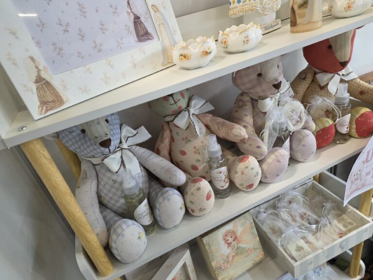 Ursos artesanais e aromatizadores do Ateliê Da Cris unem tecidos estampados e decoração em estilo vintage.
