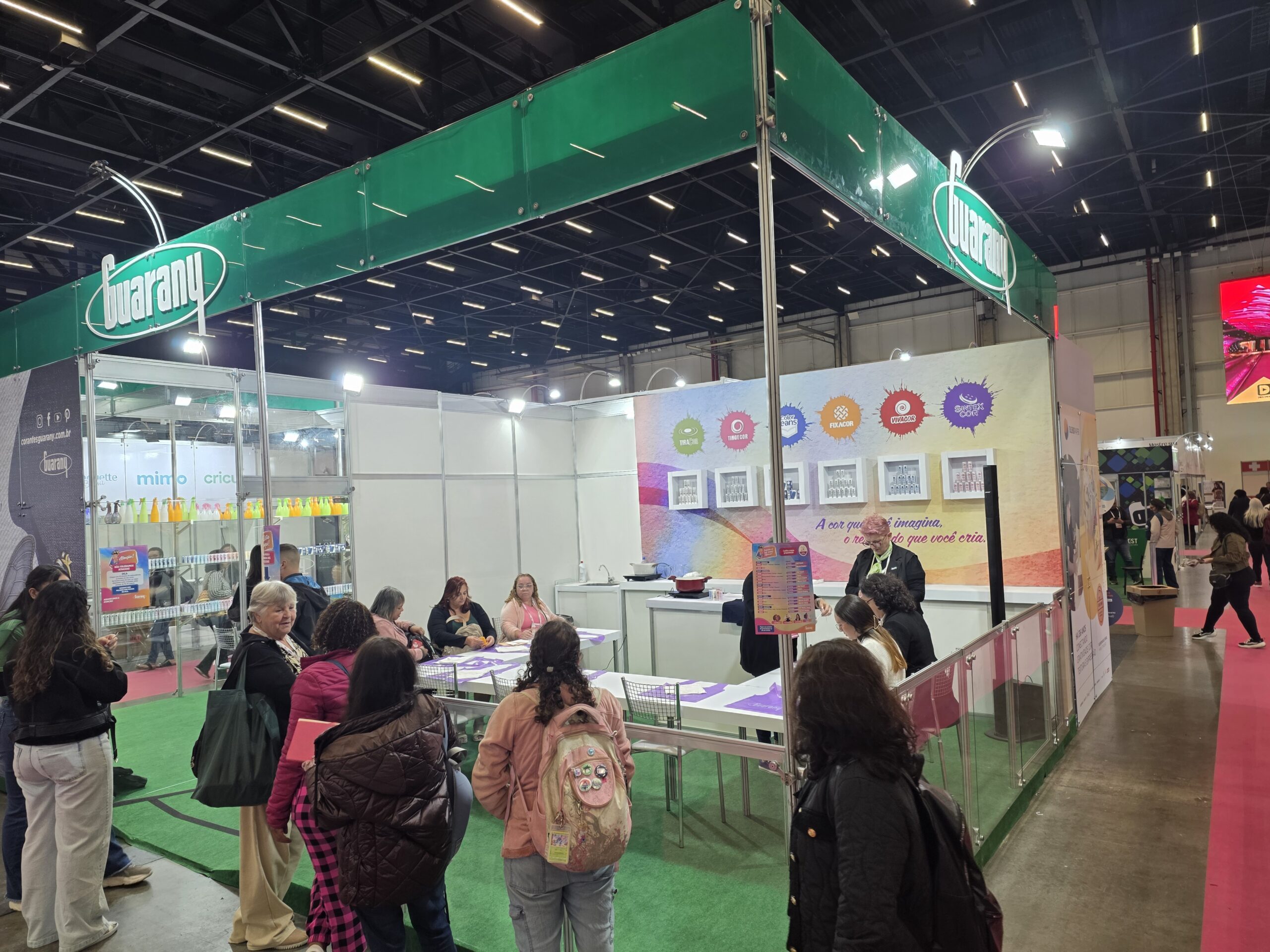 Estande da Guarany recebe visitantes e cursos práticos durante a Mega Artesanal 2026, destacando a interação com o público artesanal.