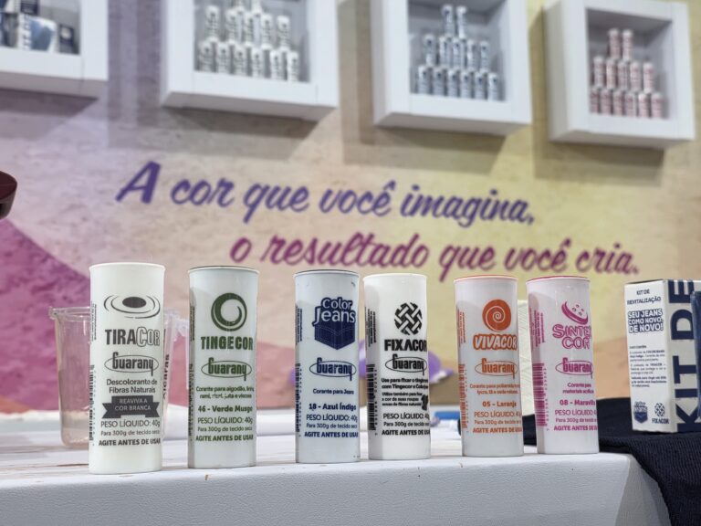 Linha de produtos da Guarany em exposição na Mega Artesanal 2026, incluindo corantes, fixadores e o novo Kit Color Jeans.