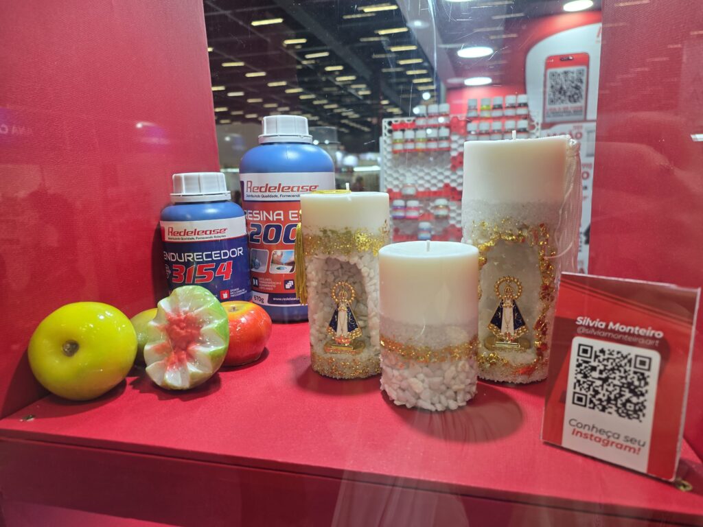 Peças decorativas produzidas com materiais da Redelease demonstram aplicações da resina em velas e artesanato personalizado