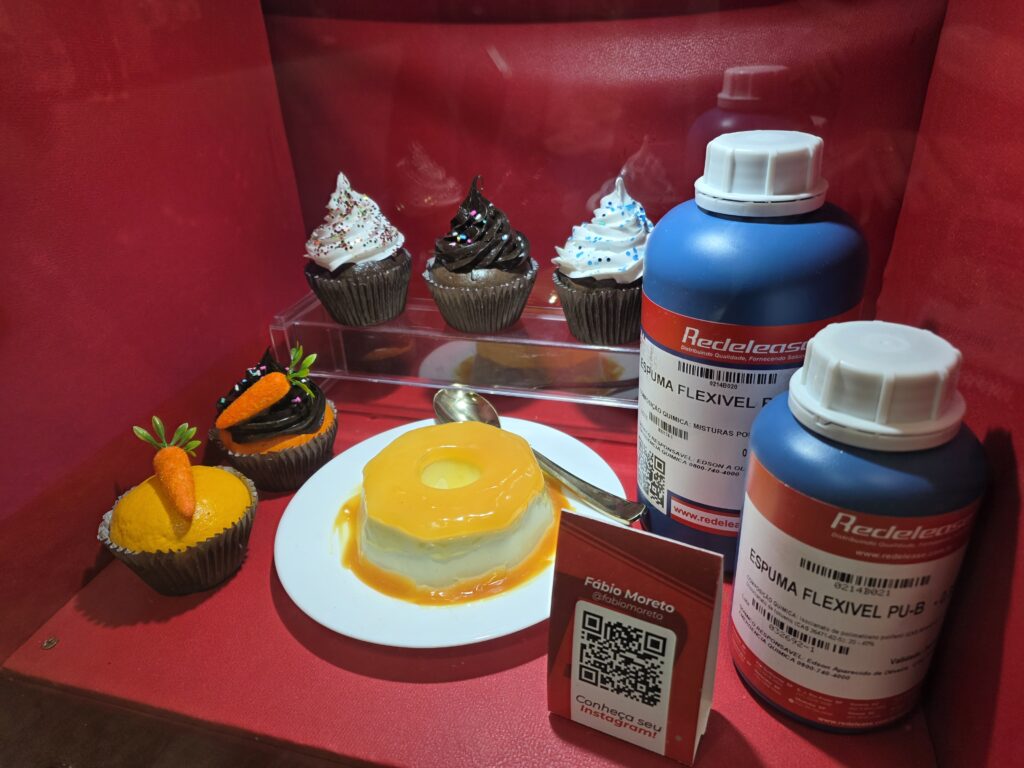 Exemplos de confeitaria cenográfica produzidos com materiais da Redelease mostram a versatilidade das espumas e resinas da marca.