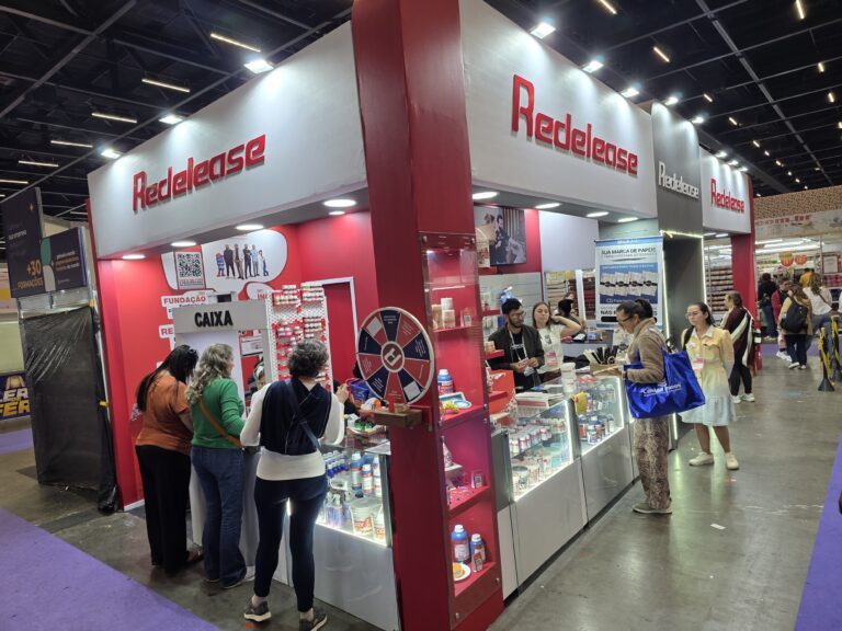 Estande da Redelease recebe visitantes interessados em produtos, demonstrações e cursos durante a Mega Artesanal.
