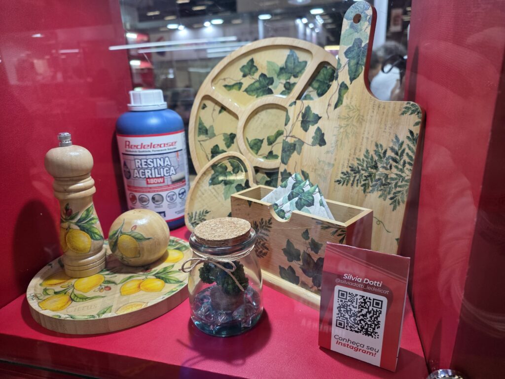Peças em madeira protegidas com resina acrílica da Redelease destacam aplicações em decoração e artesanato utilitário.