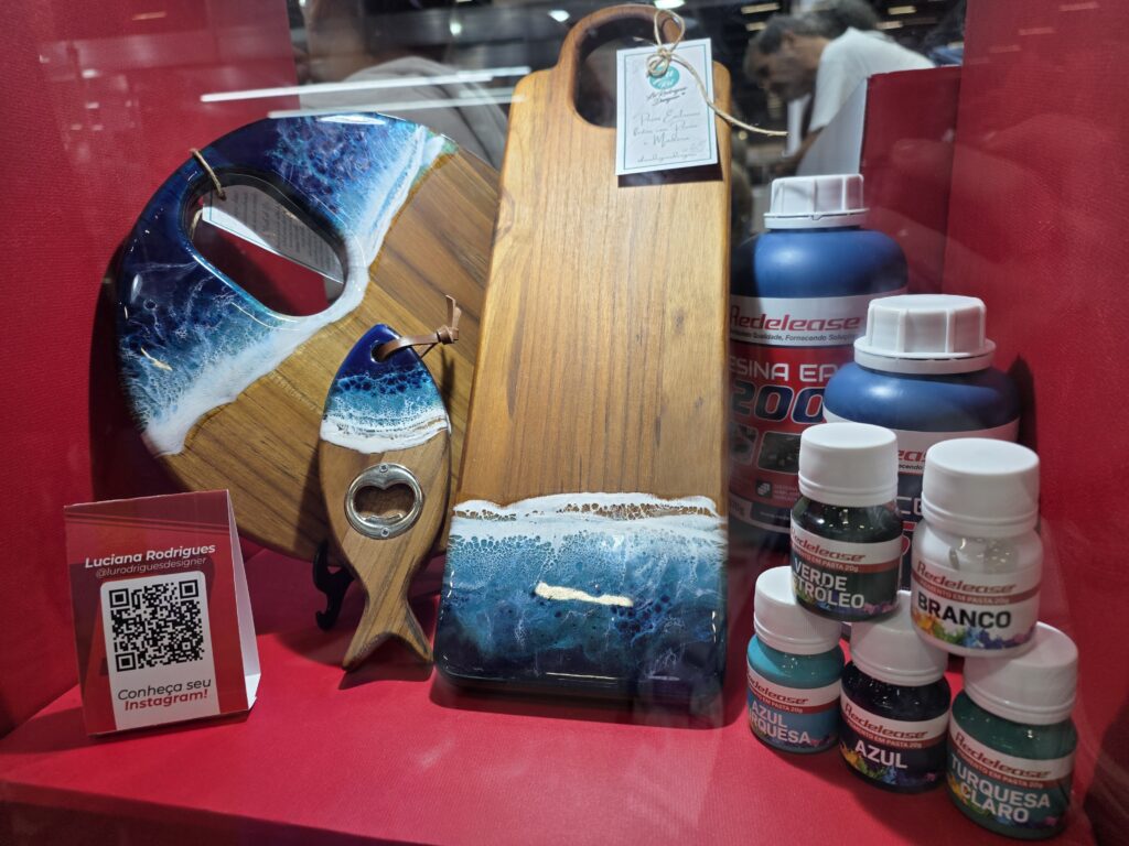 Tábuas decorativas com efeito mar produzidas com materiais da Redelease demonstram técnicas avançadas de resina artística.