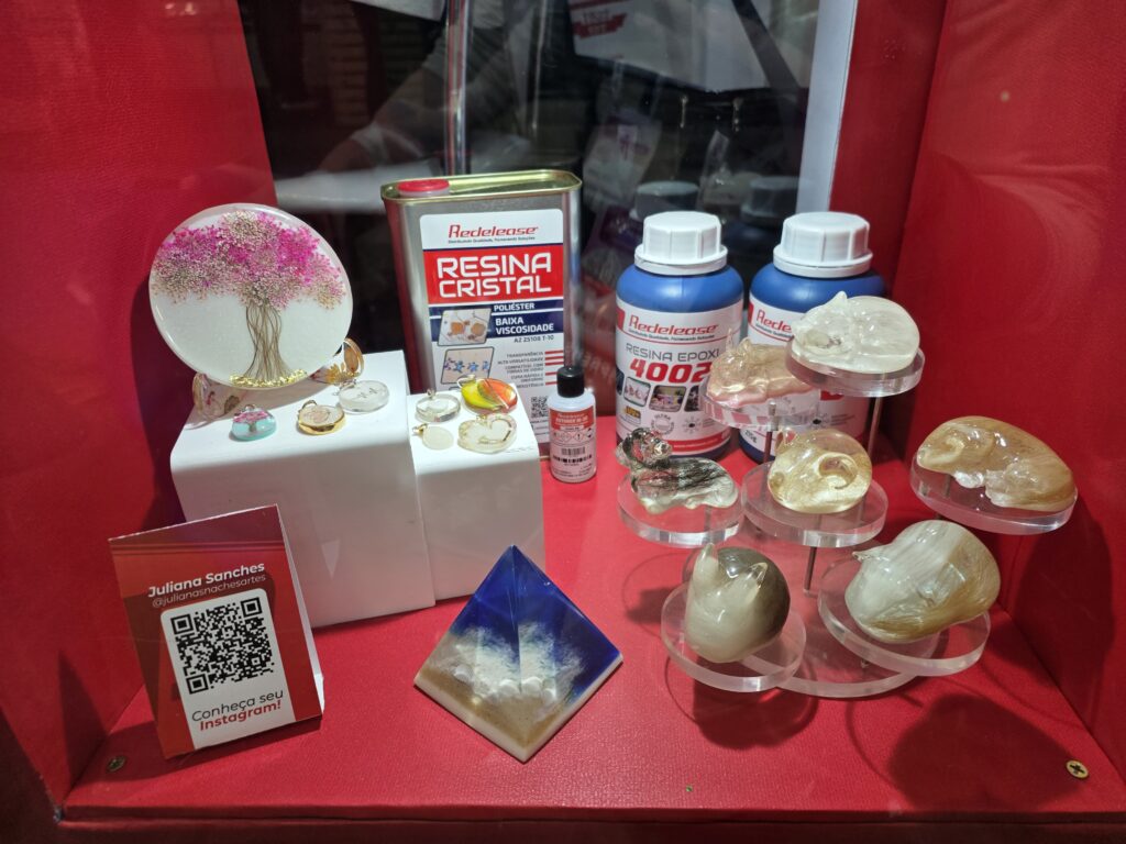 Joias, peças decorativas e esculturas produzidas com resinas da Redelease evidenciam a diversidade de aplicações da técnica.