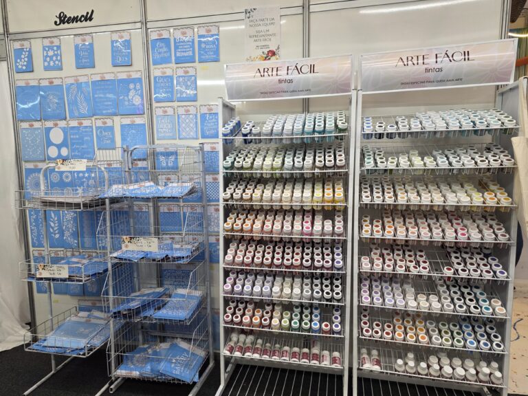Expositor da Arte Fácil apresenta a nova linha de tintas acrílicas com 70 cores, além da coleção de stencils disponíveis no estande da marca.