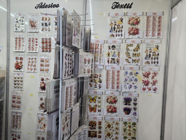 A linha de adesivos e transfer para tecido da Arte Fácil reúne estampas florais, personagens e elementos decorativos para artesanato.