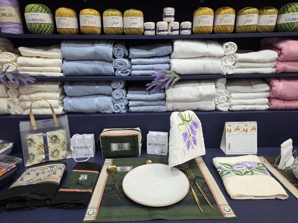 Linha de toalhas e acessórios exclusivos da Center Panos destaca aplicações para decoração e mesa posta artesanal.