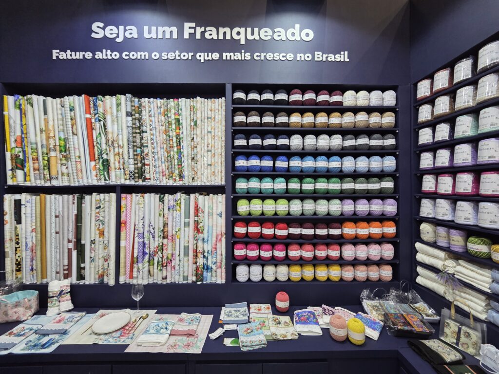 Espaço da Center Panos na feira destaca oportunidades para novos franqueados e expansão da rede pelo Brasil.