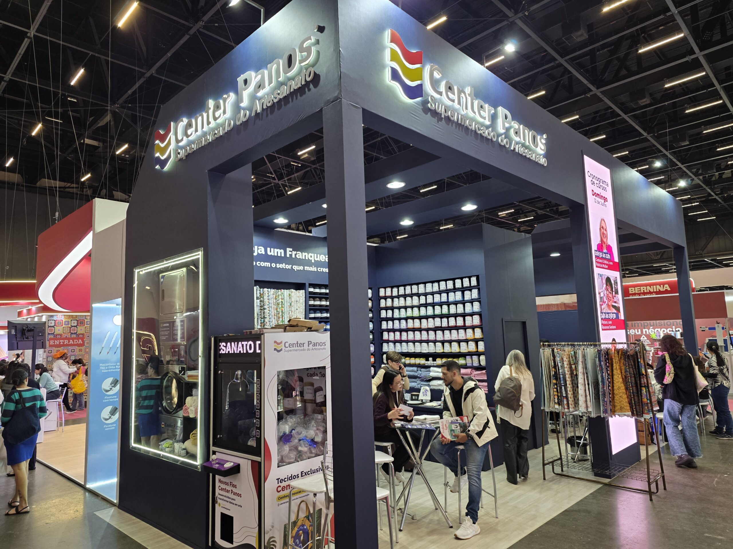 Estande da Center Panos reúne tecidos, fios e produtos exclusivos em um ambiente voltado ao empreendedorismo artesanal.