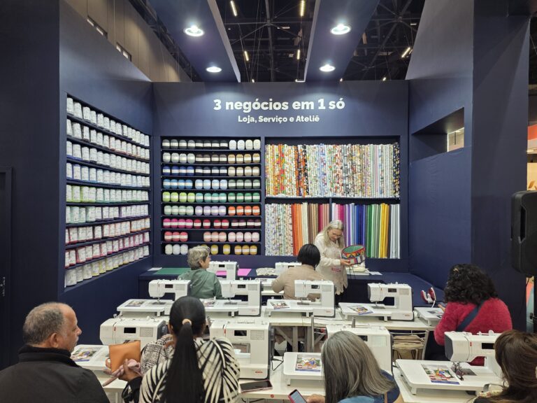 Curso realizado pela Center Panos durante a feira oferece aprendizado prático com máquinas de costura e materiais exclusivos.