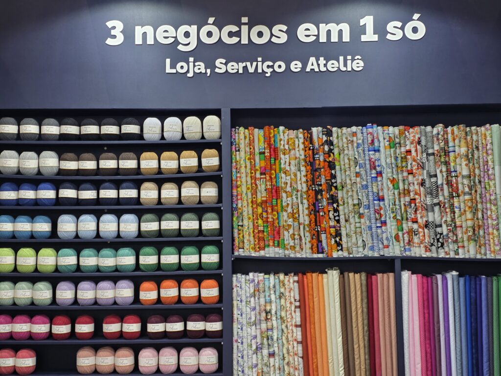 Exposição de fios e tecidos da Center Panos reforça o conceito de integrar loja, serviços e ateliê em um único espaço.