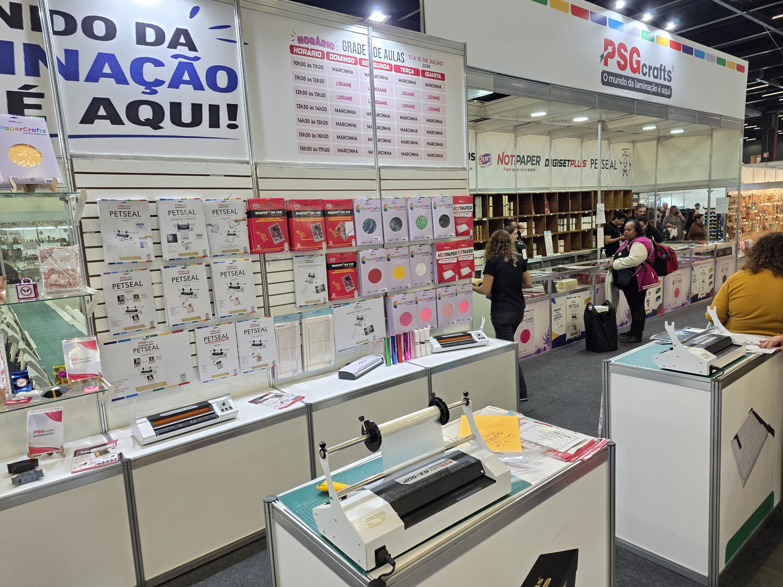 Estande da PSG Crafts reúne demonstrações, lançamentos e cursos gratuitos voltados ao mercado de papelaria criativa e artesanato.