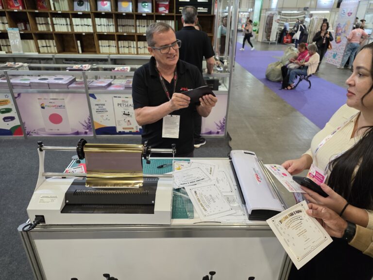 Equipe da PSG Crafts demonstra aplicações de hot stamping e acabamentos especiais para visitantes da Mega Artesanal.