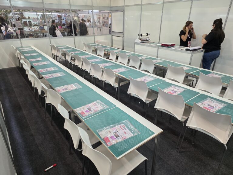 Sala de cursos da PSG Crafts recebe participantes para aulas gratuitas sobre impressão, laminação e personalização criativa.