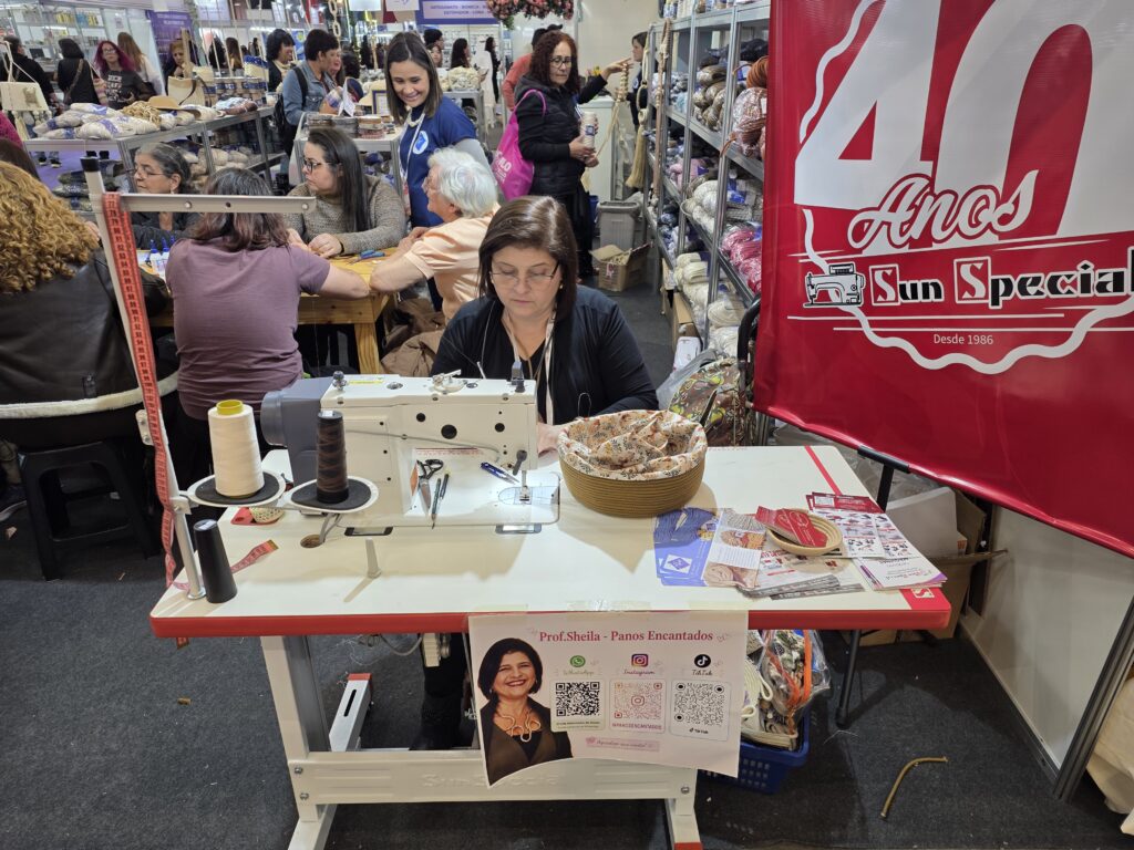 Aba Têxtil apresenta demonstração prática de costura com cordão rígido durante a Mega Artesanal, destacando aplicações em cestaria e decoração.