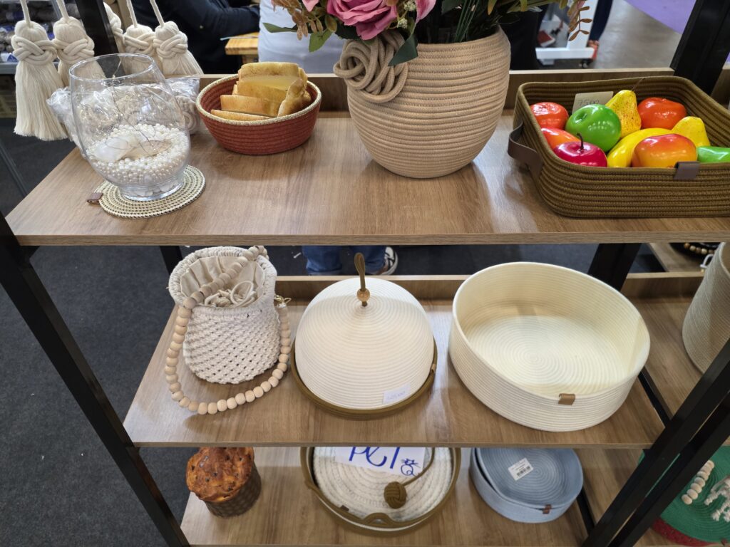 Peças produzidas com cordões da Aba Têxtil demonstram aplicações em organização, decoração e utilidades para o lar.