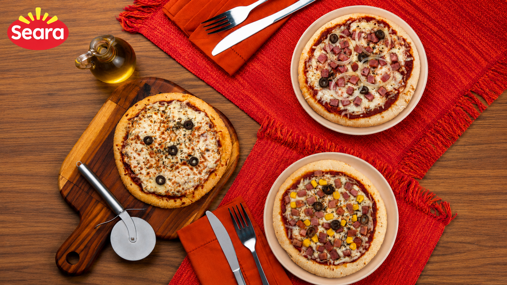 Pizzas congeladas Seara em mesa de madeira com três sabores, azeite e utensílios de cozinha.