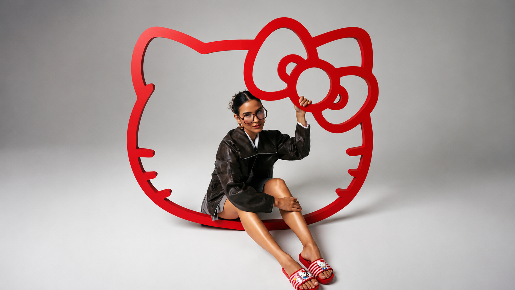 Zaxy apresenta modelo da coleção Hello Kitty and Friends em ensaio com escultura da personagem e visual inspirado nos anos 2000.