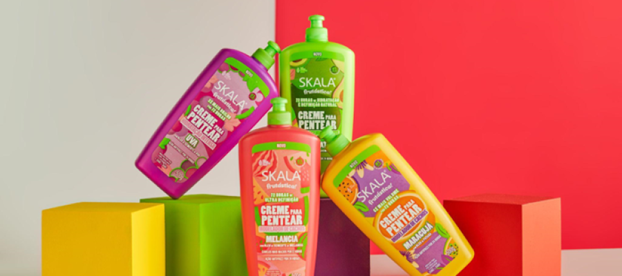 Skala apresenta os quatro novos cremes para pentear da linha Frutástica nas versões Uva, Melancia, Maracujá e Abacate, desenvolvidos para hidratação, definição dos cachos e controle do frizz.