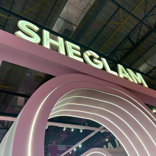 Sheglam destaca sua identidade visual no estande da Beauty Show 2026 com estrutura rosa iluminada e design moderno voltado à experiência dos visitantes.