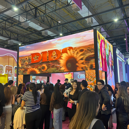 Estande da Dids na Beauty Show recebe grande público interessado nos kits temáticos da marca, com destaque para a identidade visual inspirada no kit Girassol e nas influenciadoras Emilly Vick e Katlen.