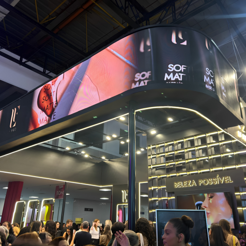 LF Pro na Beauty Show 2026 com estande de grande porte, painéis de LED, identidade visual sofisticada e intenso movimento de visitantes durante o evento.
