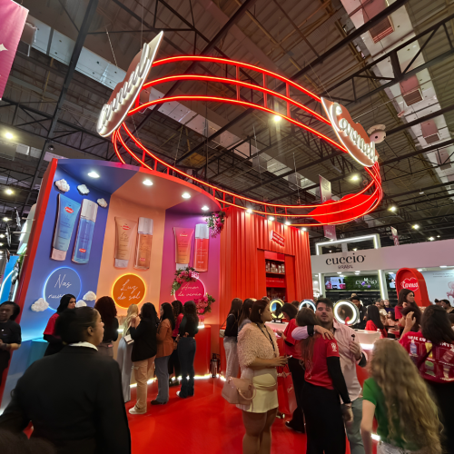 Carmed apresenta um estande de grande destaque na Beauty Show, com estrutura iluminada em vermelho, área de experimentação de produtos e espaço dedicado às novas fragrâncias da marca.