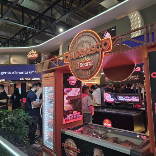 Estande Churrasco É Seara durante a APAS Show 2026, destacando ativações da marca, produtos para churrasco e experiências voltadas ao varejo alimentar.