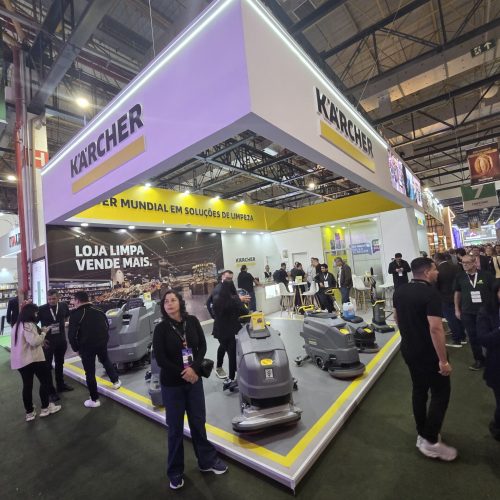 Estande da Kärcher na APAS Show 2026 apresenta soluções de limpeza profissional, com lavadoras de piso industriais e espaço voltado para automação no varejo.