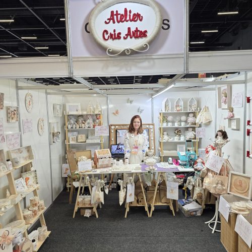 Ateliê Da Cris apresenta seu estande na Mega Artesanal com peças em linho, MDF, bonecas artesanais e decoração delicada.