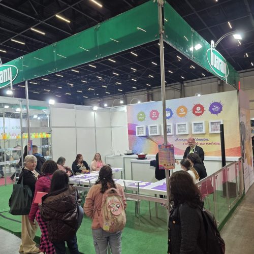 Estande da Guarany recebe visitantes e cursos práticos durante a Mega Artesanal 2026, destacando a interação com o público artesanal.