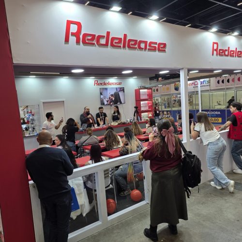 Área de cursos da Redelease reúne visitantes durante demonstração prática de resina, reforçando o caráter educativo e interativo do estande.