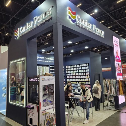 Estande da Center Panos reúne tecidos, fios e produtos exclusivos em um ambiente voltado ao empreendedorismo artesanal.