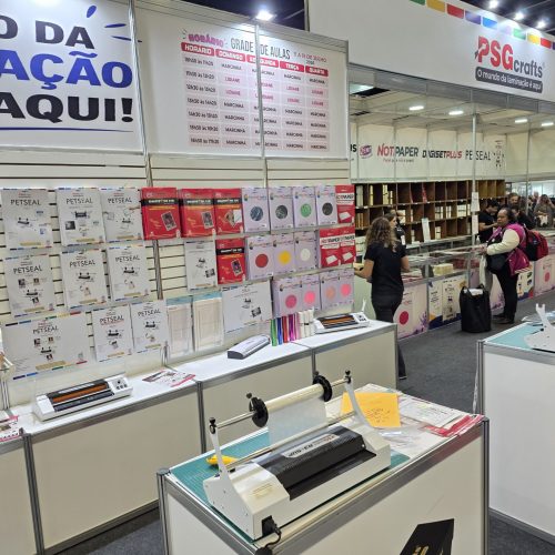 Estande da PSG Crafts reúne demonstrações, lançamentos e cursos gratuitos voltados ao mercado de papelaria criativa e artesanato.