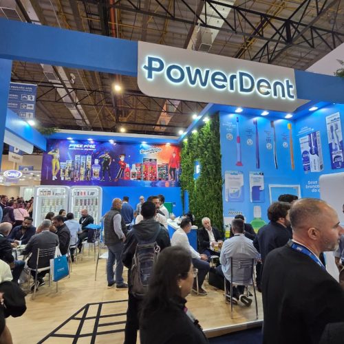 Estande da Power Dent na APAS Show 2026 reunindo lançamentos de higiene oral, produtos licenciados e linhas especializadas para o varejo.