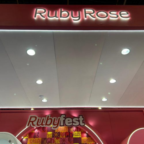 Estande da Ruby Rose apresenta o conceito Rubyfest durante a feira, com identidade visual em tons de rosa, iluminação temática e espaço dedicado aos principais lançamentos da marca.