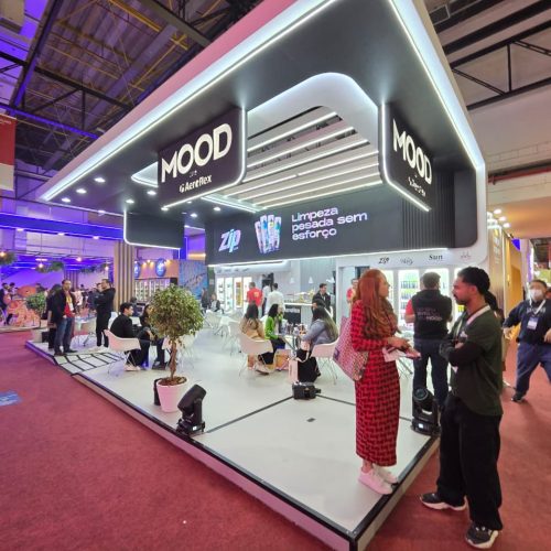 Estande da Mood durante a APAS Show 2026 destaca experiência imersiva com produtos aerossóis e espaço para reuniões comerciais.