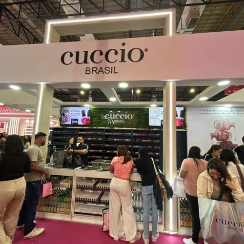Visitantes conhecem os produtos da Cuccio durante a Beauty Show, em um estande que reúne esmaltes, tratamentos profissionais e ativações para o público.