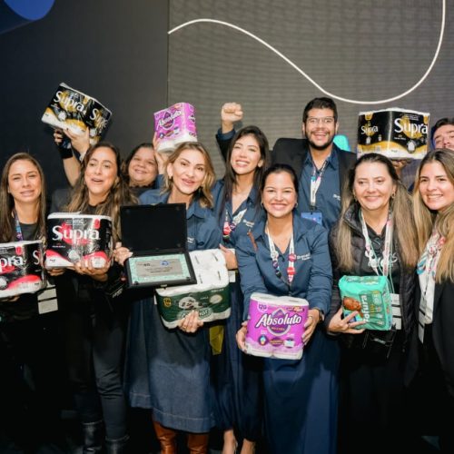 Equipe da Bracell Papéis posa com produtos das linhas Supra, Absoluto, Familiar e Fofura durante participação da companhia na APAS Show 2026.