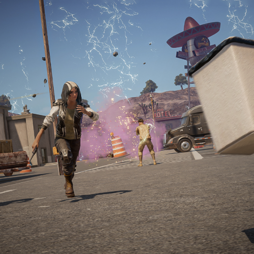 Cena de ação em PUBG mostra jogadores correndo enquanto um objeto disfarçado foge em meio a efeitos visuais e explosões no mapa desértico.