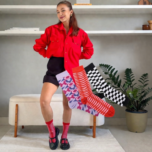 Modelo usando meias Zaxy coloridas com sapatos, combinação fashion que destaca tendência de outono-inverno