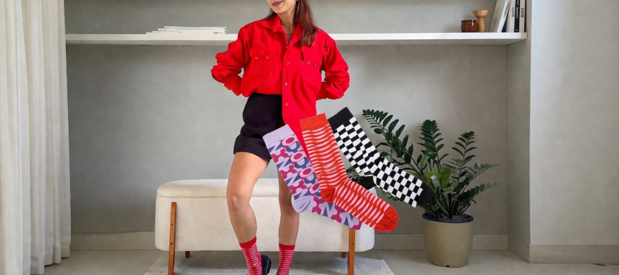 Modelo usando meias Zaxy coloridas com sapatos, combinação fashion que destaca tendência de outono-inverno