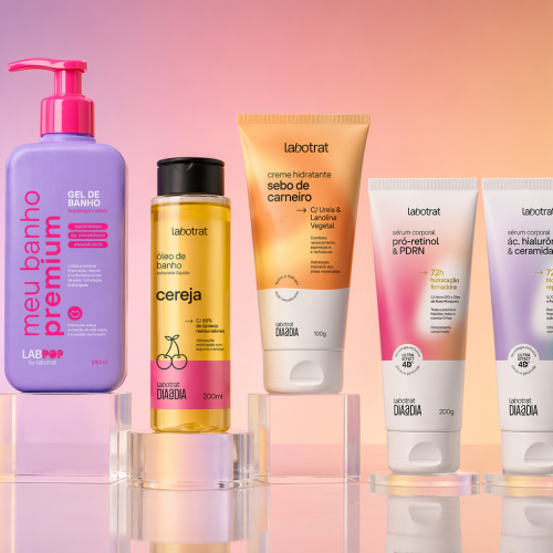 Imagem de campanha de skincare da labotrat com linha completa de produtos corporais organizados sobre blocos acrílicos, incluindo hidratante corporal, gel de banho, óleo de banho cereja, creme de sebo de carneiro e séruns, em fundo degradê pastel com iluminação suave e estética premium.
