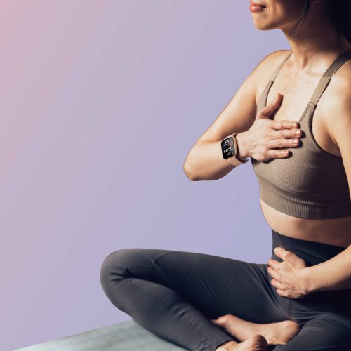 Mulher praticando exercício com smartwatch Condor Smart Reebok no pulso monitorando batimentos e atividades físicas.