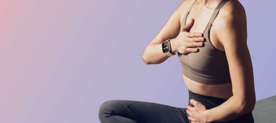 Mulher praticando exercício com smartwatch Condor Smart Reebok no pulso monitorando batimentos e atividades físicas.