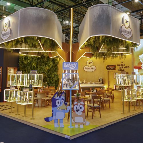 Estande da Andorinha na APAS Show 2026 destaca parceria com Bluey, lançamentos de azeites premium e experiência imersiva voltada ao varejo alimentar.